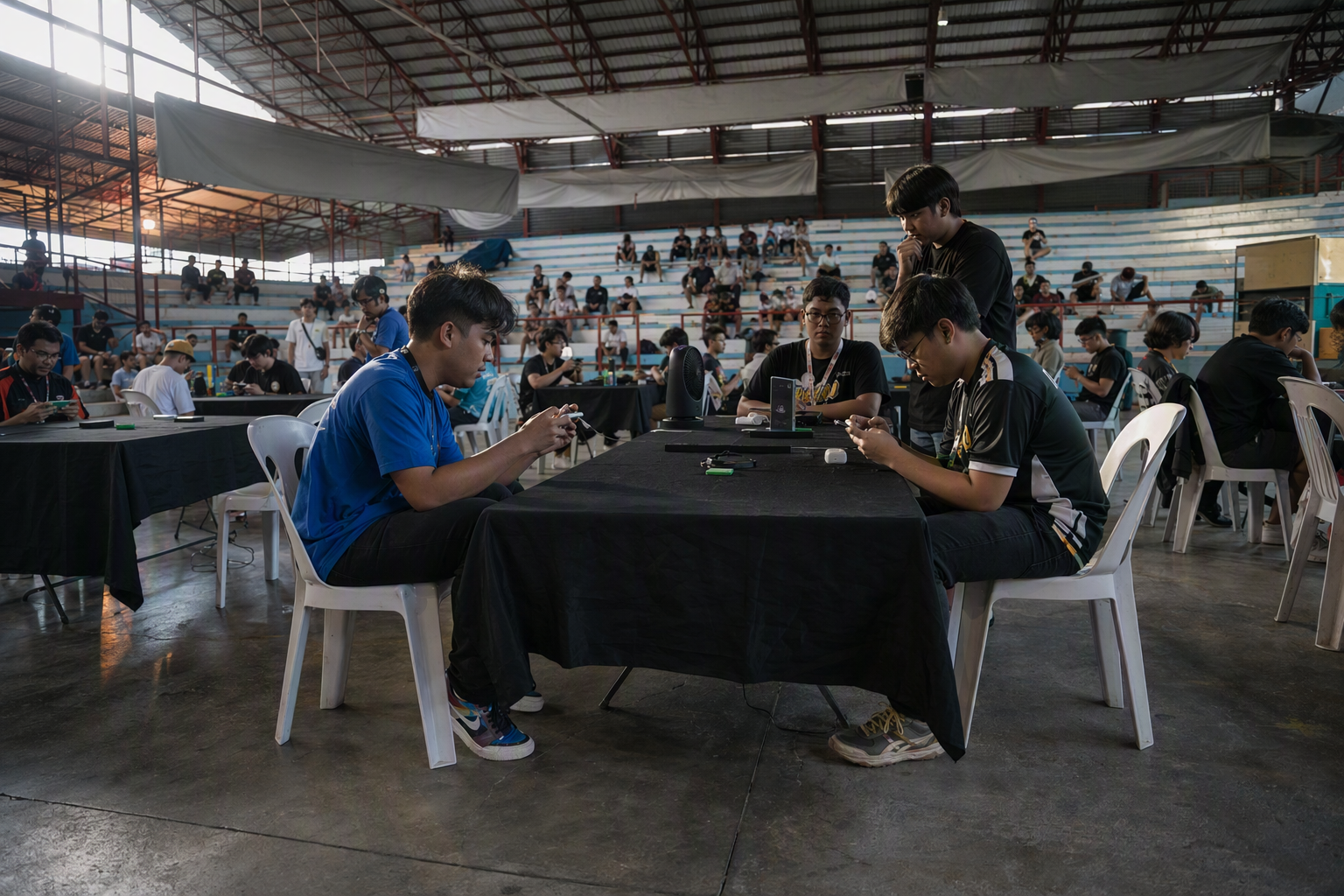Independent mobile esports community gathered in a well-organized tournament arena